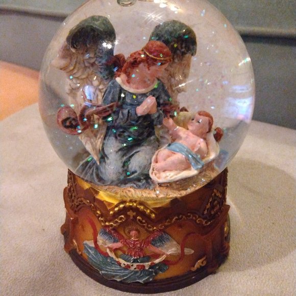 Angel with Baby Jesus music box snow globe - Picture 2 of 2